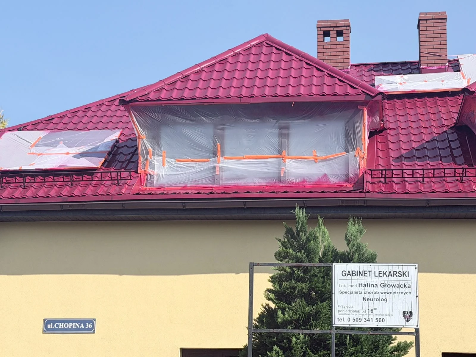 Ekipa REVO podczas prac na dachu