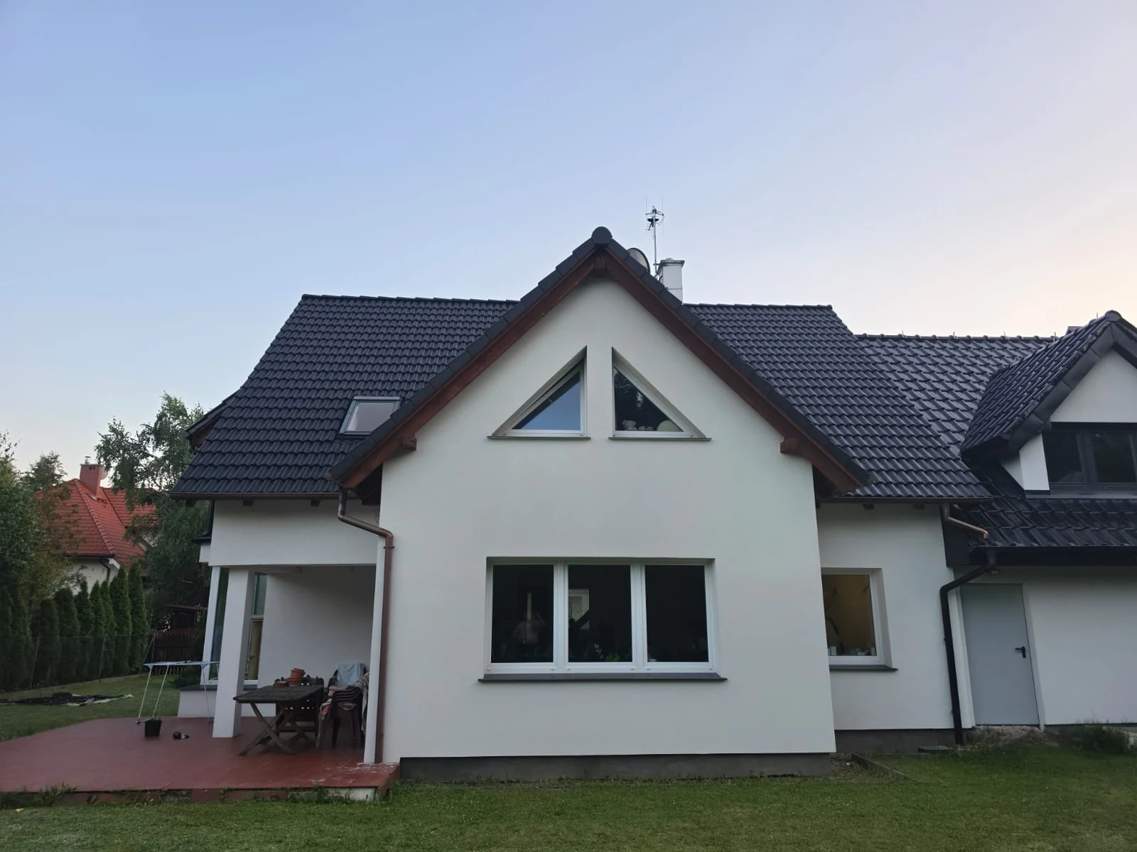 Dom jednorodzinny z odnowionym, czystym dachem po renowacji REVO