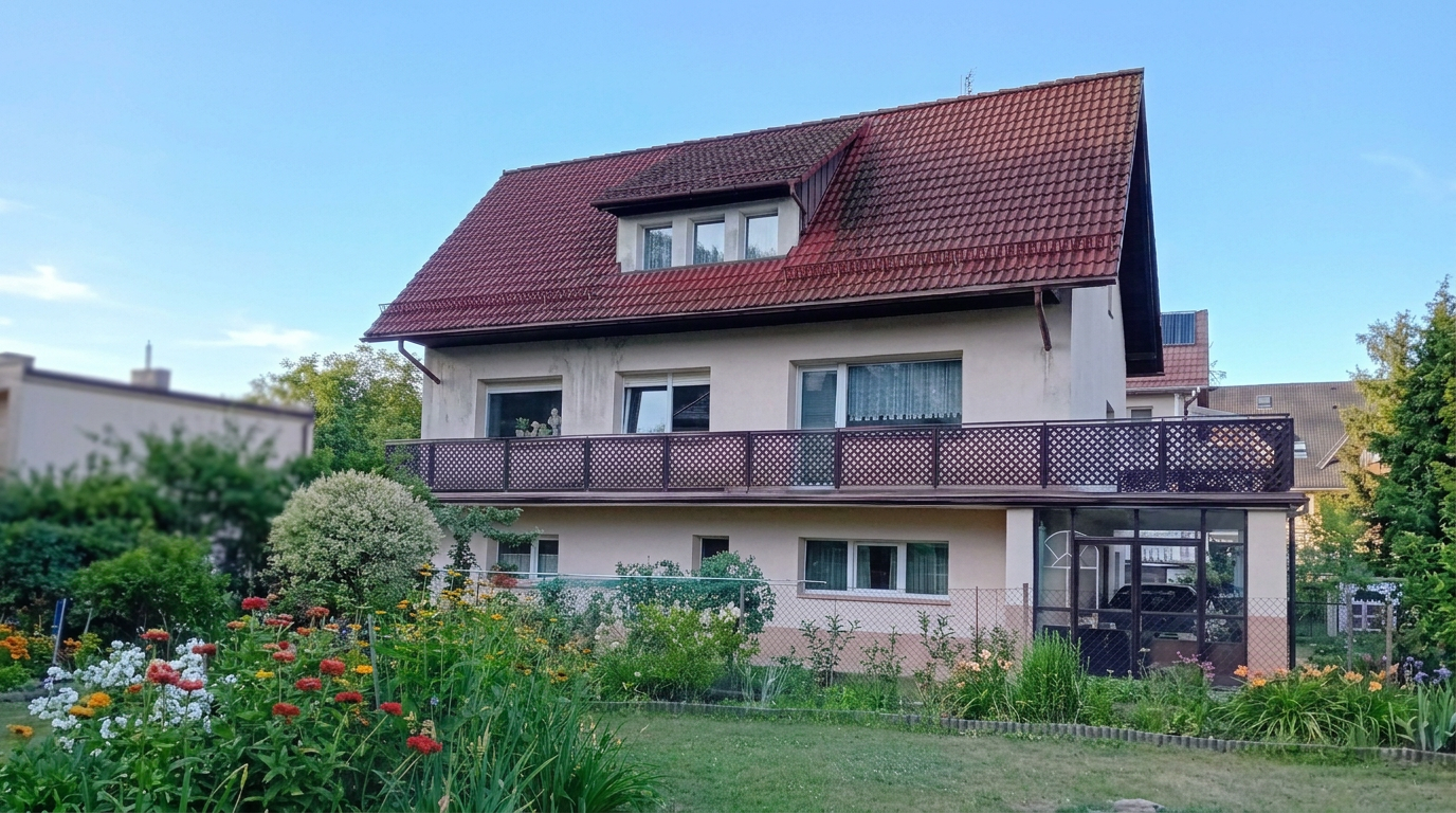 Dom jednorodzinny przed renowacją - dach z mchem i przebarwieniami